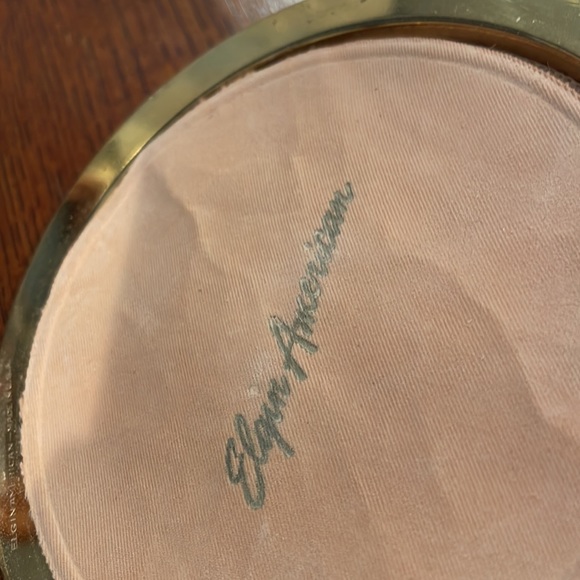 Vintage gold pressed powder compact with mirror - Picture 3 of 5